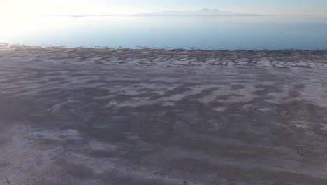 Vista-Panorámica-Del-Gran-Lago-Salado-Con-Aguas-Tranquilas-Y-Cielo-Azul-Brillante-En-La-Mañana