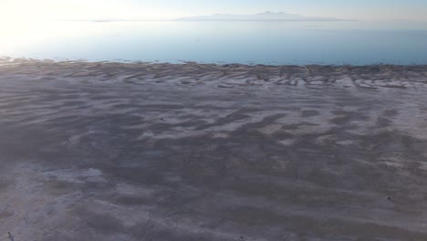 vista panorámica del gran lago salado con aguas tranquilas y cielo azul brillante en la mañana
