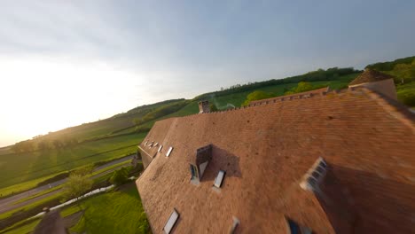 fpv filmado alrededor de una cabaña de granja en el campo francés con paneles solares
