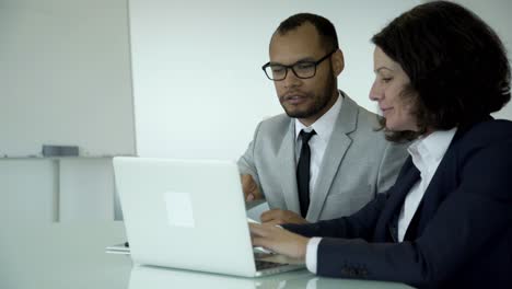 Gerentes-Confiados-Que-Usan-Traje-Formal-Usando-Una-Computadora-Portátil.