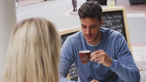 Pareja-Caucásica-Disfrutando-De-Un-Café-En-La-Terraza