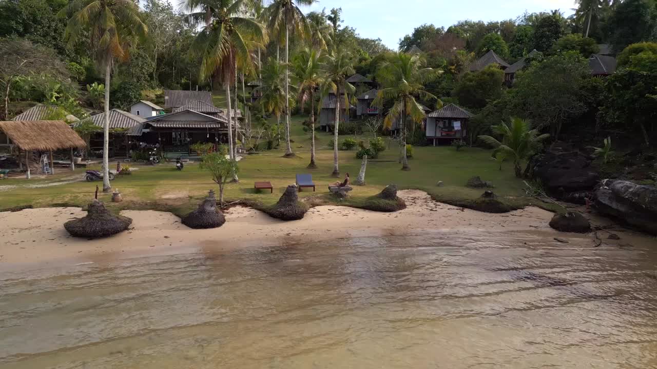 저녁 시간에 해변에 혼자 앉아있는 여자