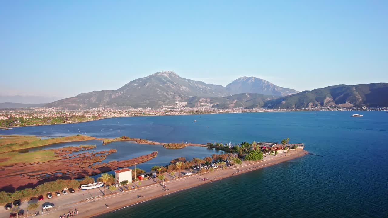 drone volando sobre la playa de calis y el santuario de aves en fethiye, turquía