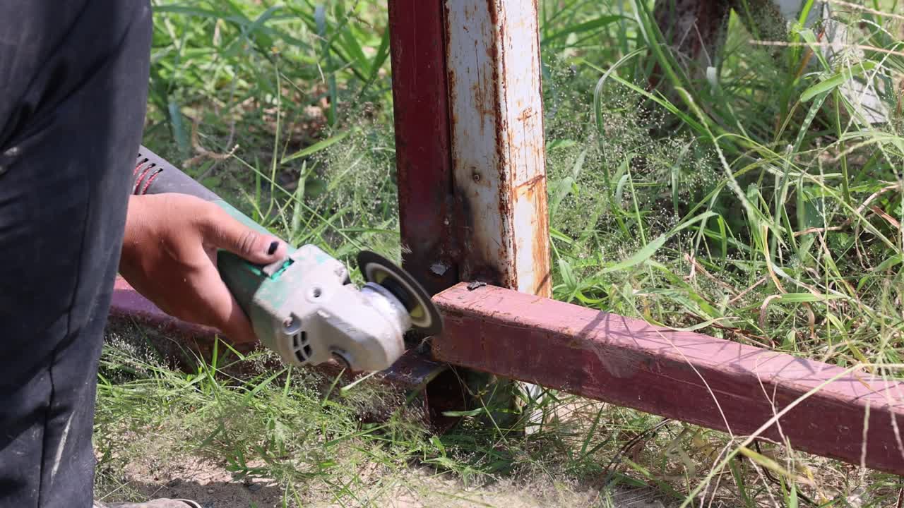 금속 바를 잘라내기 위해 각 가루를 사용하는 사람.