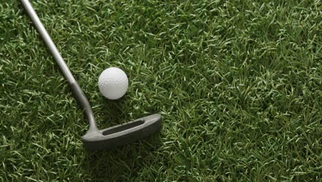 Primer-Plano-Del-Club-De-Golf-Y-La-Pelota-Sobre-El-Césped,-Espacio-Para-Copiar,-Cámara-Lenta