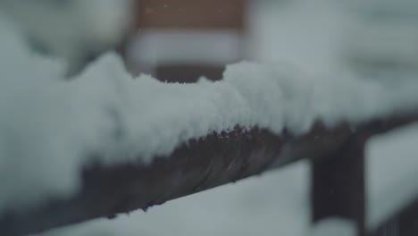 copos de nieve sentados en un pasamanos