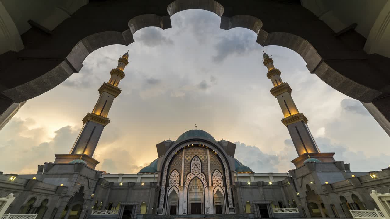 tiempo de puesta de sol en la mezquita federal de kuala lumpur