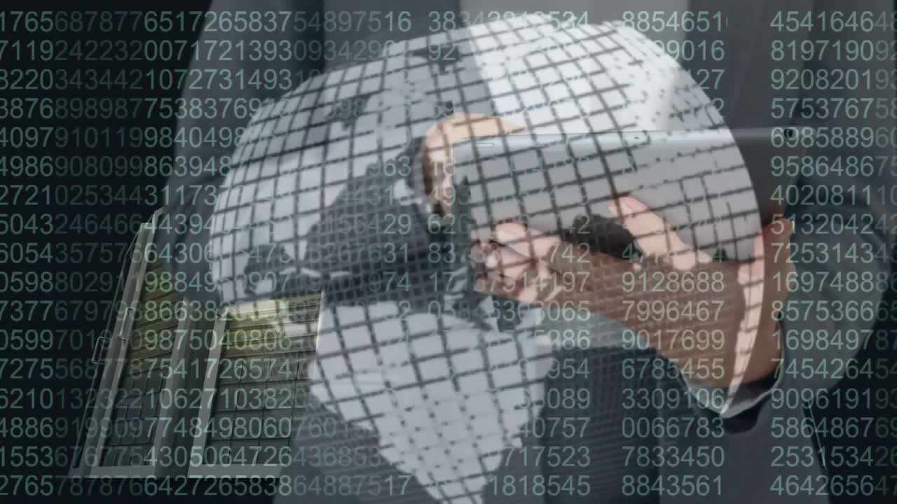 animación del procesamiento de datos sobre el hombre de negocios en la sala de servidores