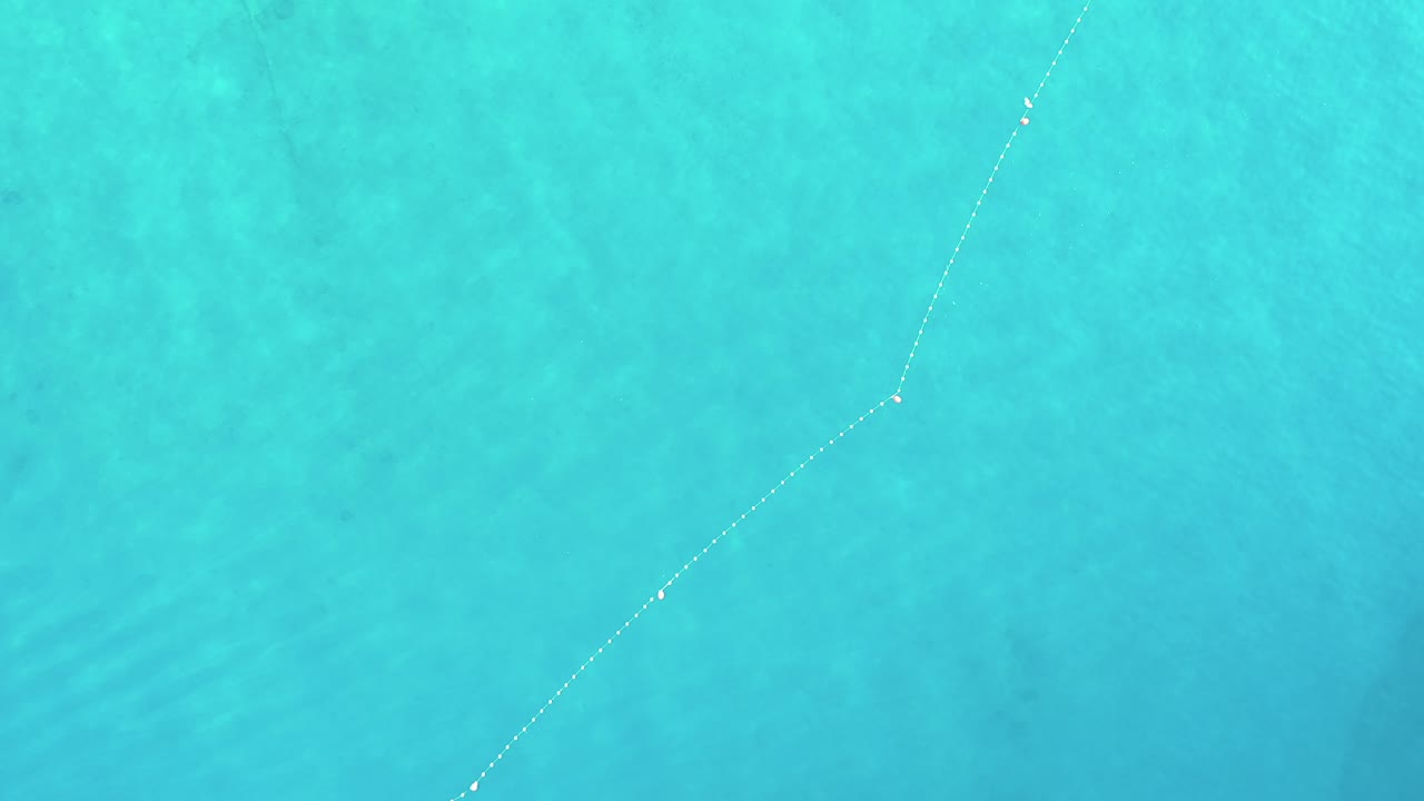 vista aérea de arriba hacia abajo de hermosas aguas cristalinas.