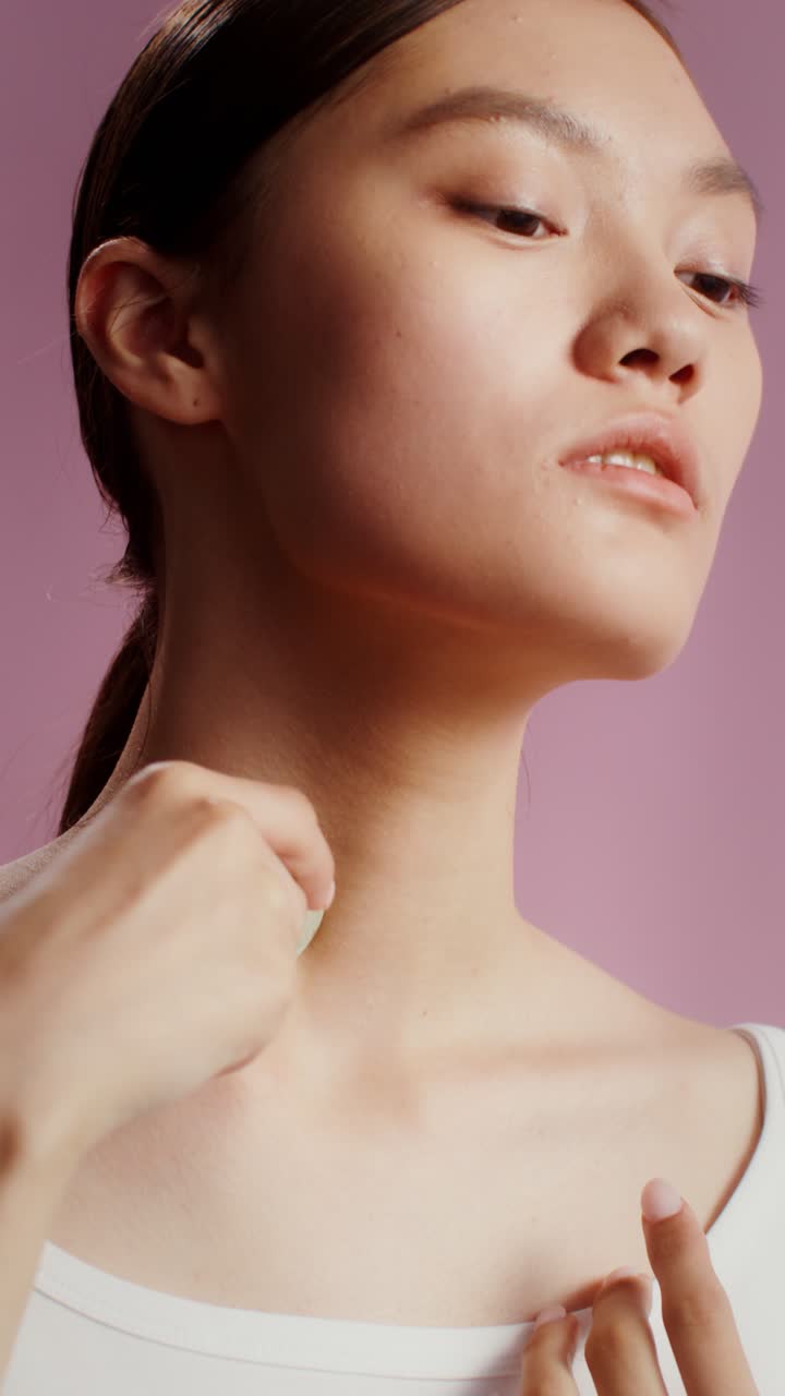 Donna che usa il gua sha per la cura della pelle