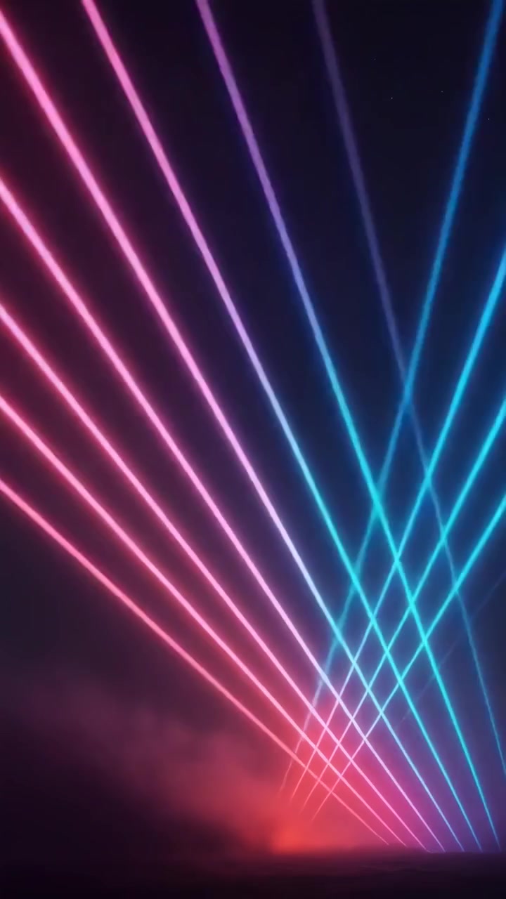 Dinamici raggi laser al neon che si incrociano su uno sfondo scuro e fumoso