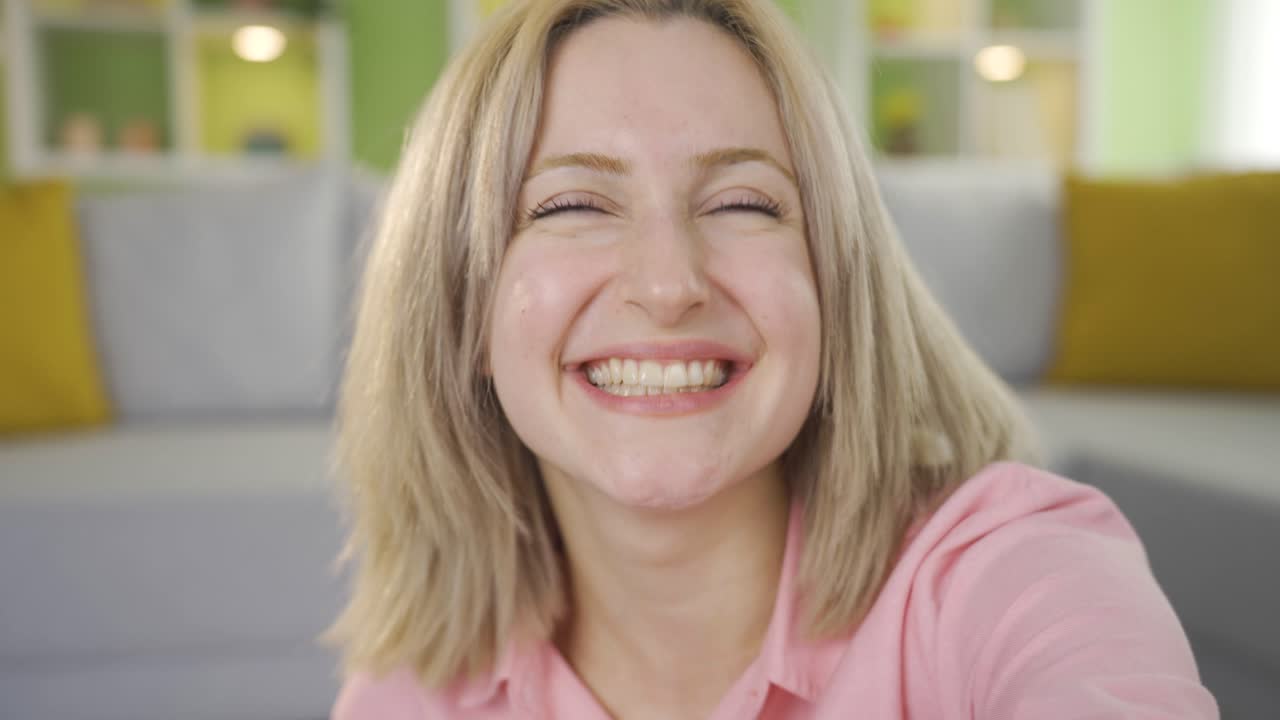 mujer joven hablando por teléfono de video.