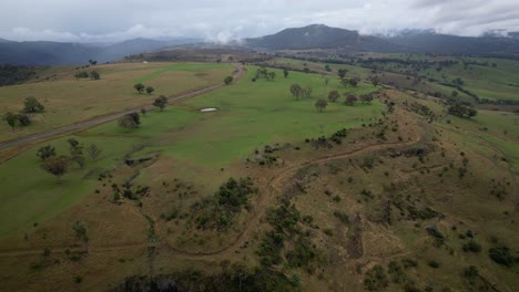 Vistas-Aéreas-Sobre-La-Región-De-Nueva-Gales-Del-Sur-Cerca-Del-Mirador-Conmemorativo-De-La-Nube-Del-Sur-En-Un-Día-Nublado