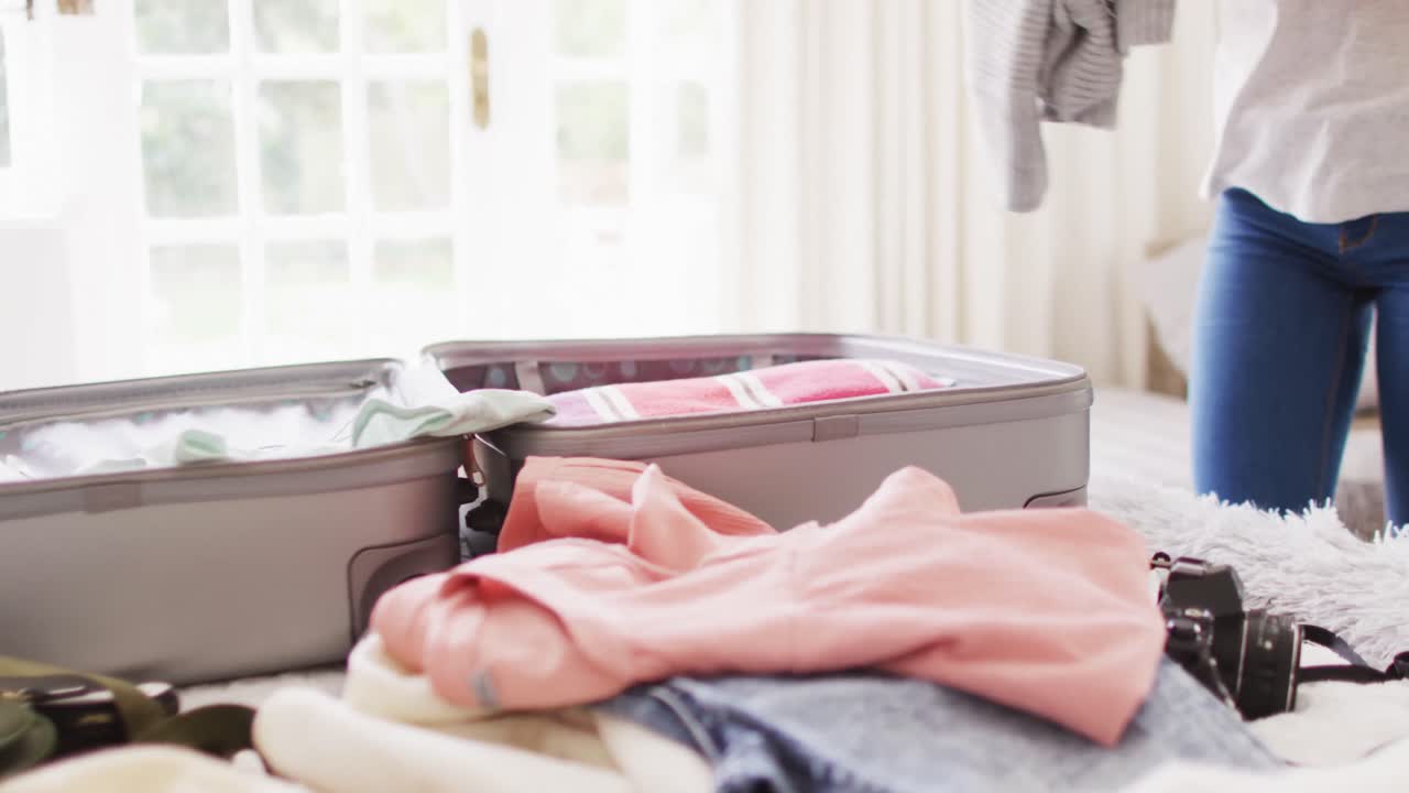 두 인종의 여성이 수하물을 포장하는 동영상