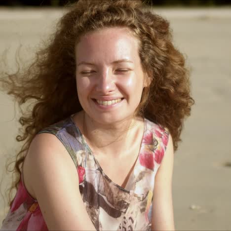 Tierna-Mujer-Descansando-En-Una-Playa-Tropical