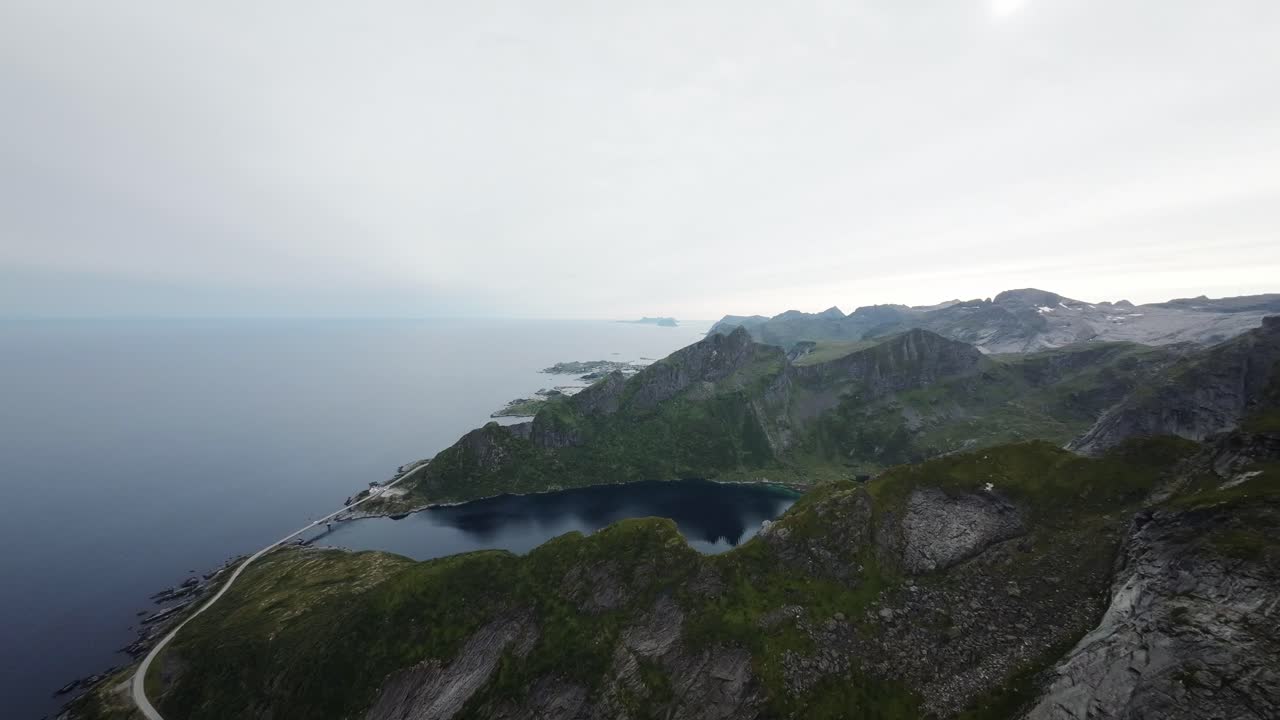 filmación cinematográfica de un dron fpv estabilizada desde lofoten volando sobre el hermoso paisaje montañoso