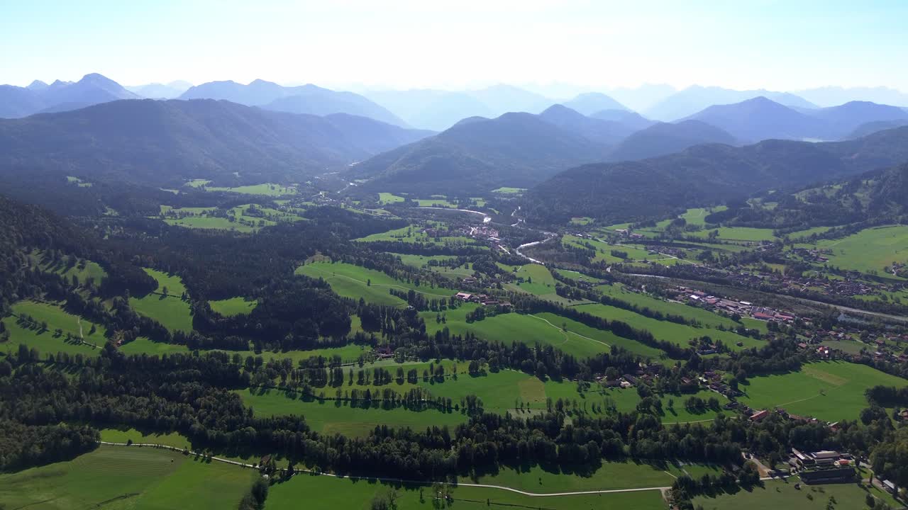 vuelo aéreo sobre un bosque verde en una ladera de la montaña, 4k