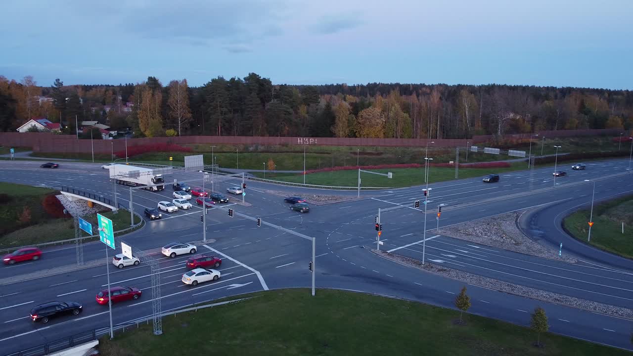 низко вращающийся воздушный вид транспортных средств, встречающихся на пересечении шоссе