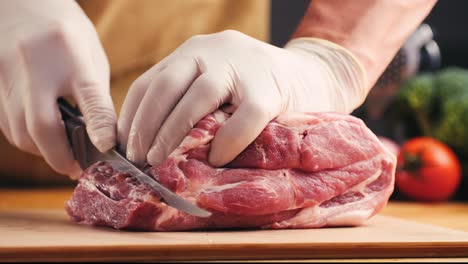 chef preparando carne de cerdo cruda