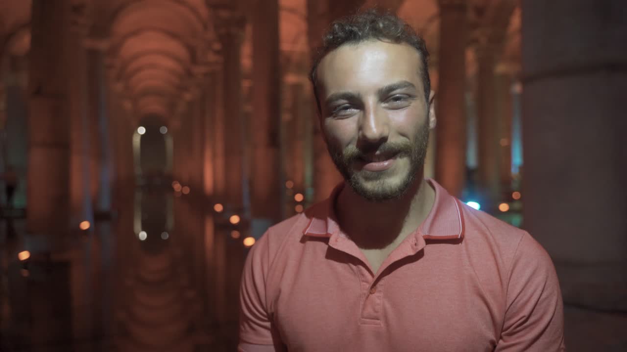 el hombre que mira a su alrededor en su sueño.