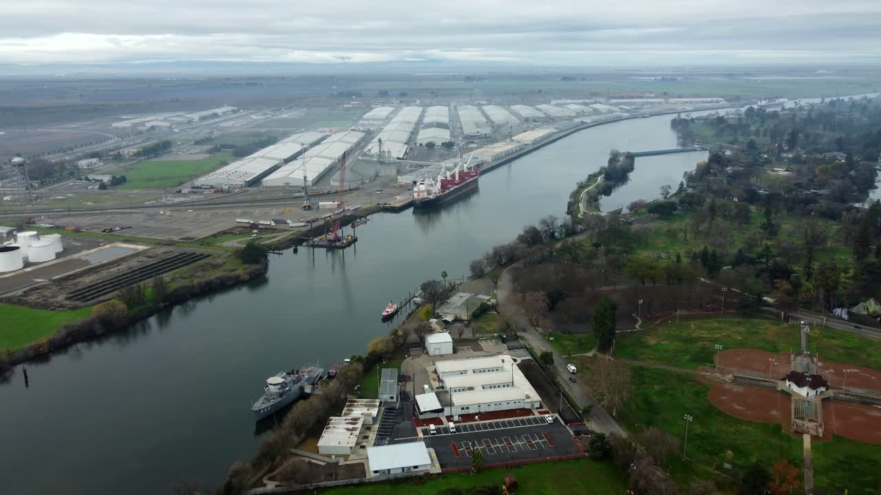 미국, ca, 스턴, 포트, 2024-12-28 - 스턴 항구의 드론 뷰, 선박, 크레인 및 많은 산업 건물.