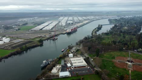 estados unidos, ca, stockton, puerto, 2024-12-28 - vista de avión no tripulado del puerto de stockton con un barco, una grúa y muchos edificios industriales.