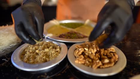 fideos bañados en ghee animal con diferentes tipos de pistachos kunafa