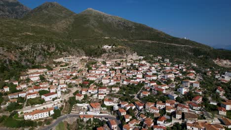 Serenidad-De-La-Riviera:-El-Hermoso-Pueblo-De-Dhermi-Con-Vista-Al-Mar,-Casas-De-Piedra,-Resort-Y-Retiro-De-Airbnb-En-Albania