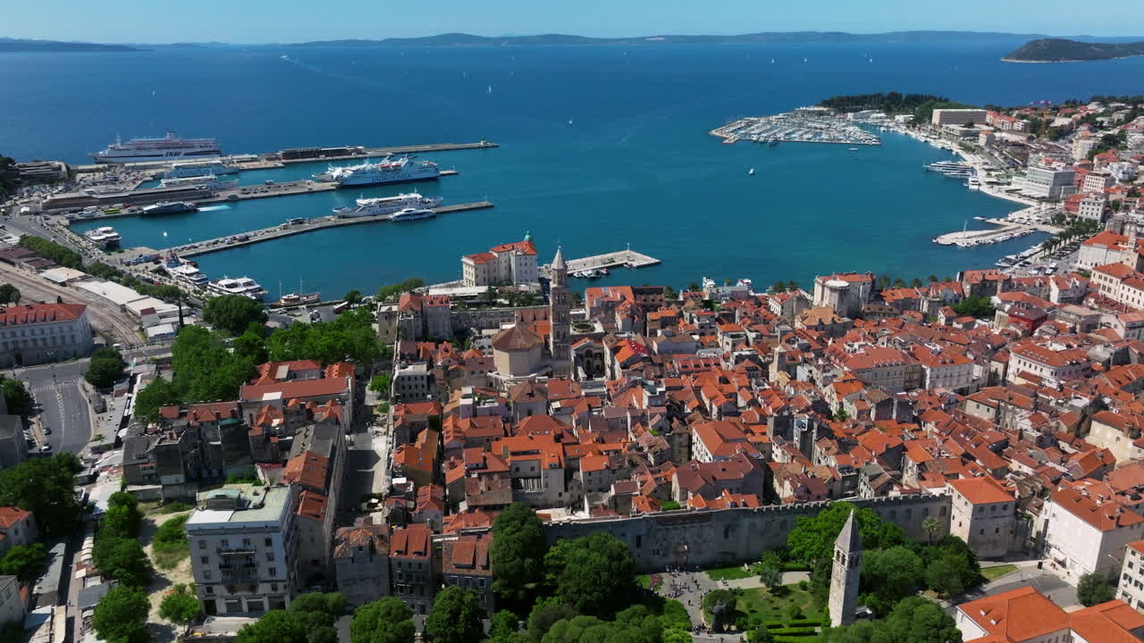 Città di Spalato e Mare Adriatico in estate in Dalmazia, Croazia. - Ripresa aerea.