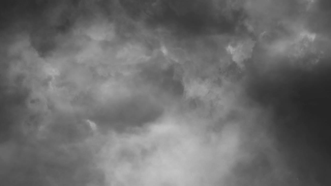 먹구름 위의 뇌우와 번개