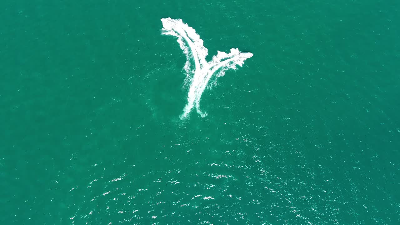 2 speedboats drawing a heart shape on the sea