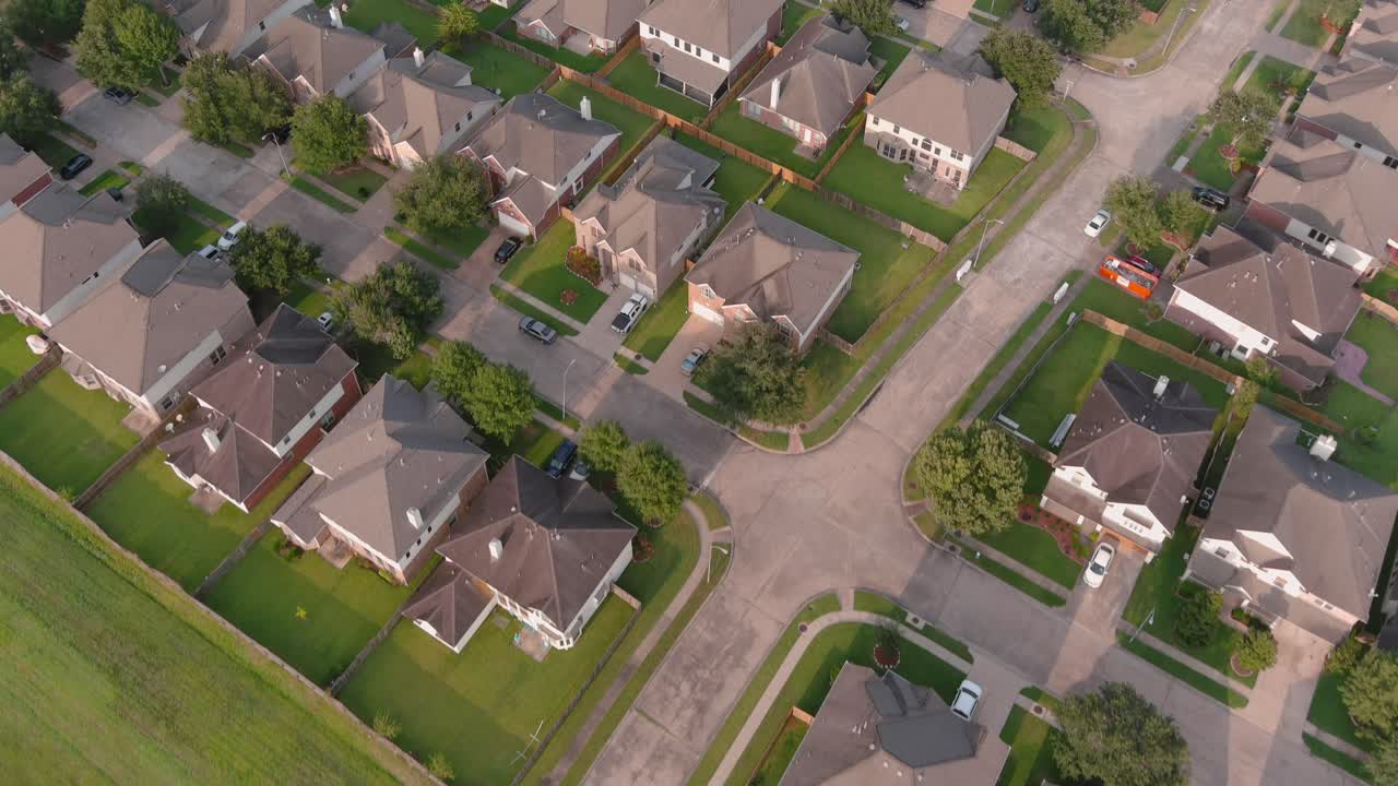 vista de pájaro de casas suburbanas en las afueras de houston, texas