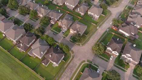 Vista-De-Pájaro-De-Casas-Suburbanas-En-Las-Afueras-De-Houston,-Texas