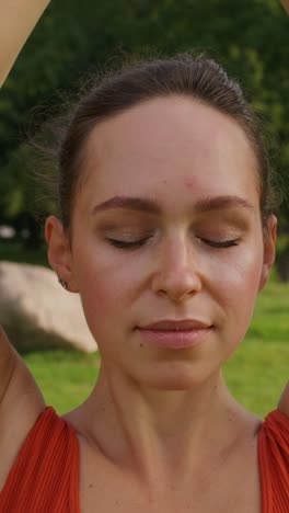 mujer meditando al aire libre