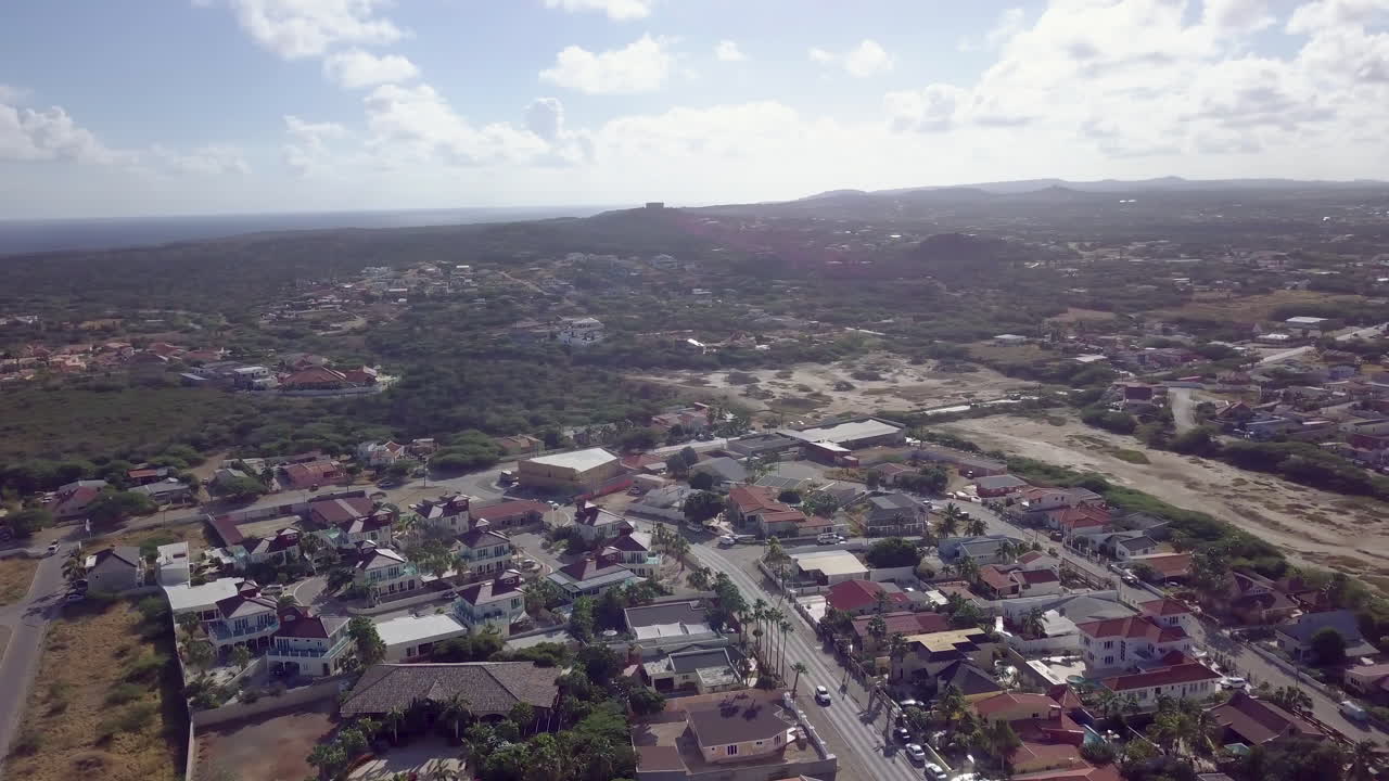 pedestal aéreo arriba y pan de casas en aruba con la montaña hooiberg en el fondo