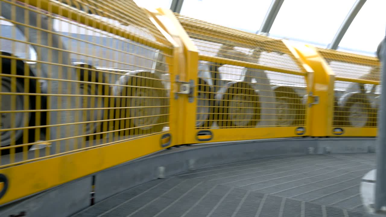 вращающееся красное маховое колесо на канатной дороге машинная комната