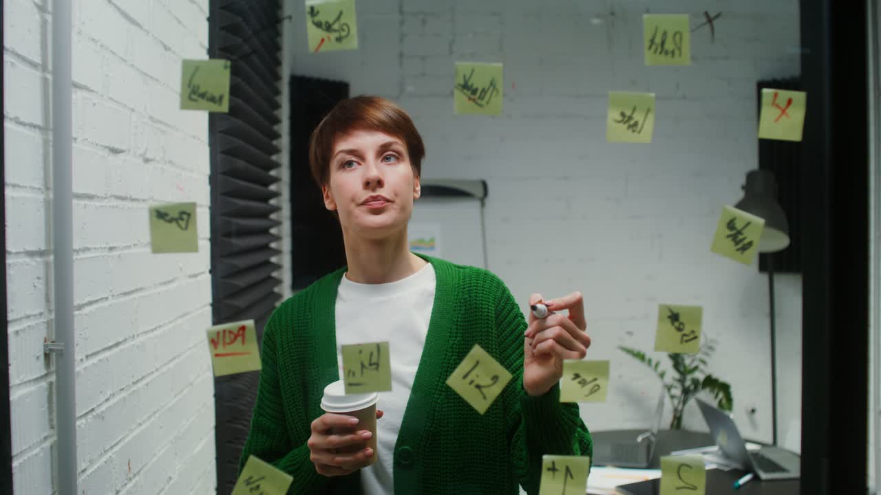 mujer de tormenta de ideas en la oficina moderna
