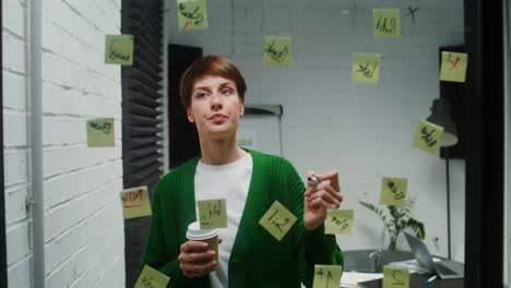 mujer de tormenta de ideas en la oficina moderna