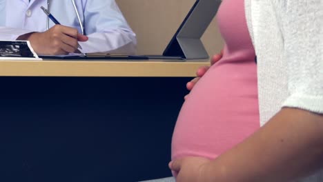 Mujer-Embarazada-Y-Médico-Ginecólogo-En-El-Hospital