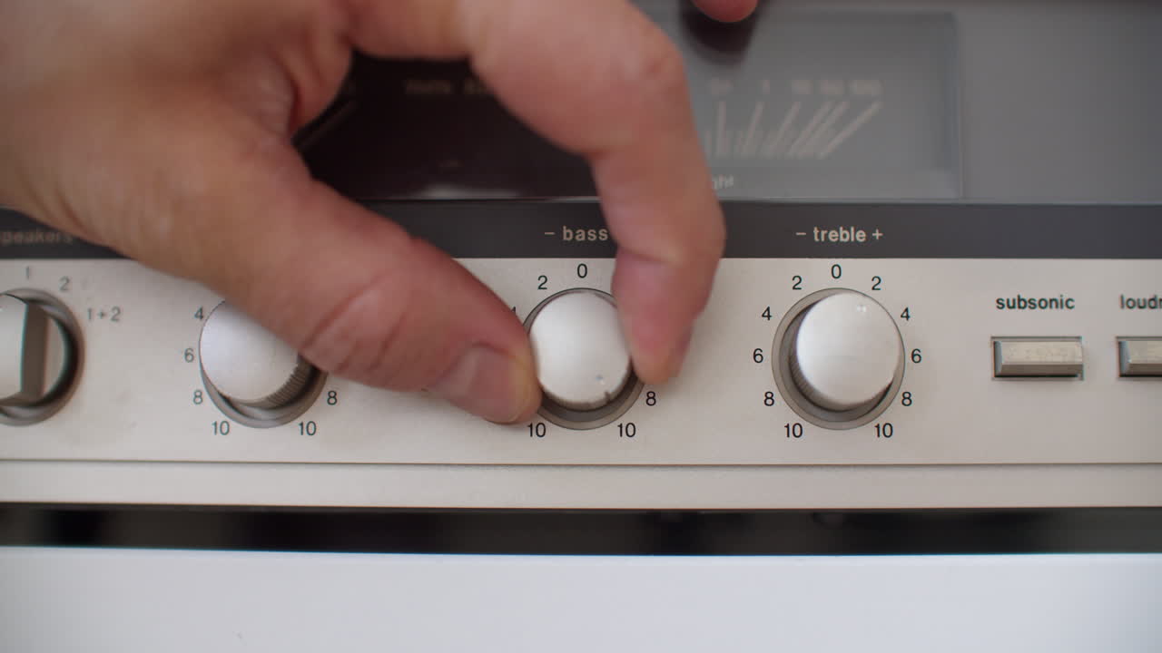 두 손가락으로 저음 노브 조정, 저음의 작은 증분