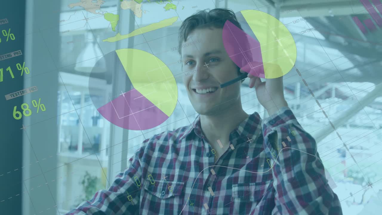 animación del procesamiento de datos estadísticos contra un hombre caucásico hablando por teléfono con auriculares en la oficina