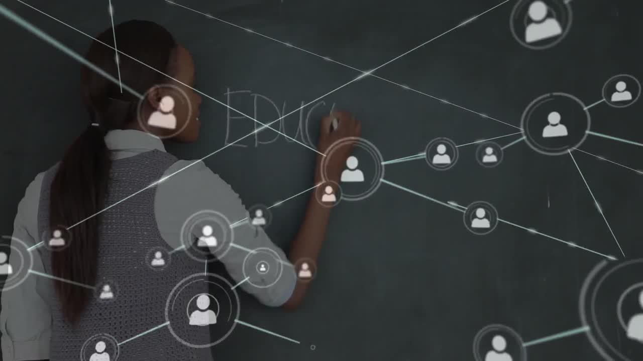animación de la red de conexiones a través de estudiantes femeninas que escriben textos educativos en la pizarra