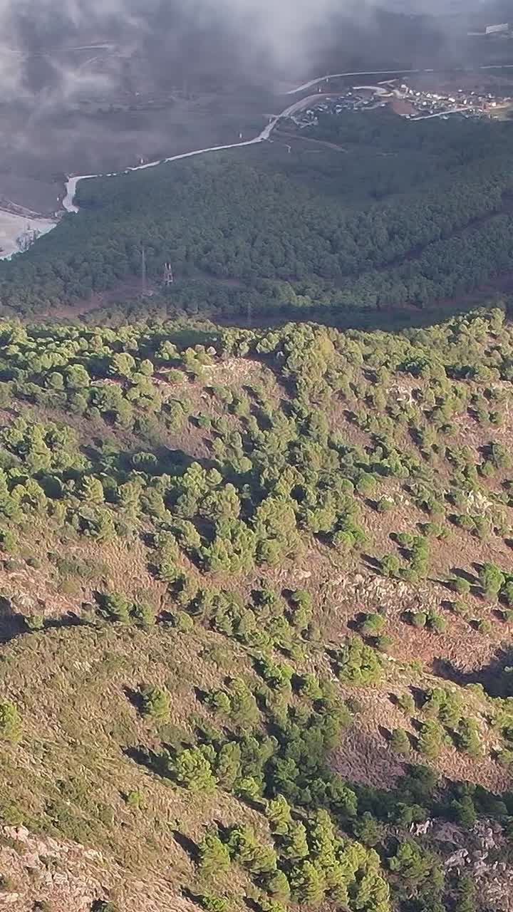 Esplora il paesaggio naturale di Malaga, vicino alle montagne e alla valle
