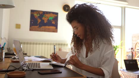 Mujer-étnica-Trabajando-Remotamente-Desde-Casa