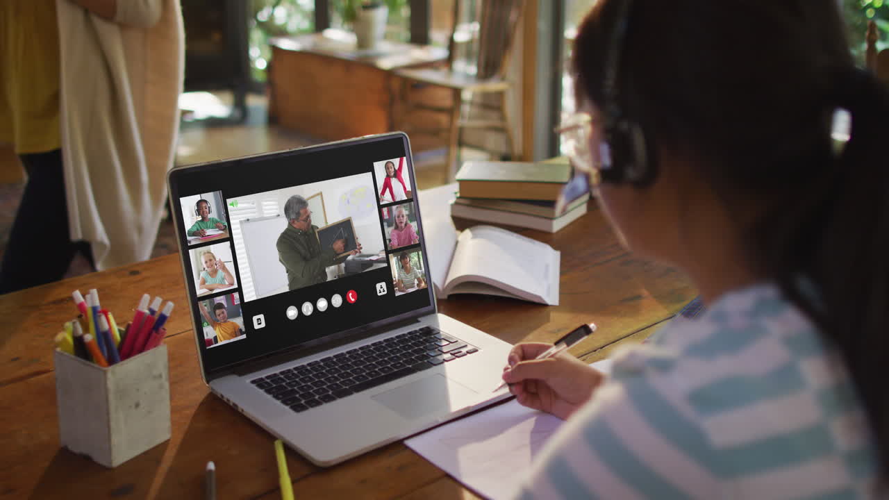 chica haciendo la tarea y teniendo una videoconferencia con el maestro y los compañeros de clase en la computadora portátil en casa