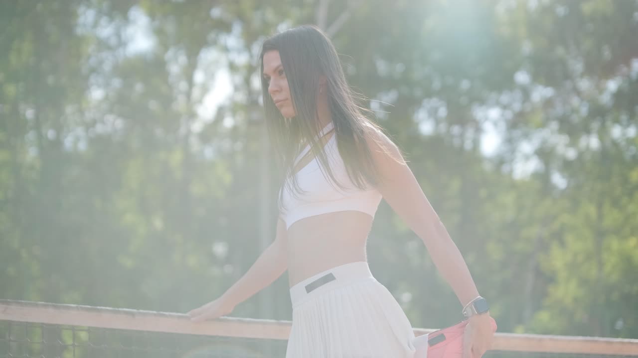 아름다운 테니스 소녀가 야외 코트에서 을 연습하고 있습니다.