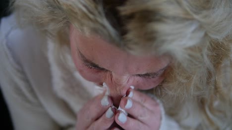 primer plano extremo, de, un, mujer enferma, estornudar, en, un, tejido