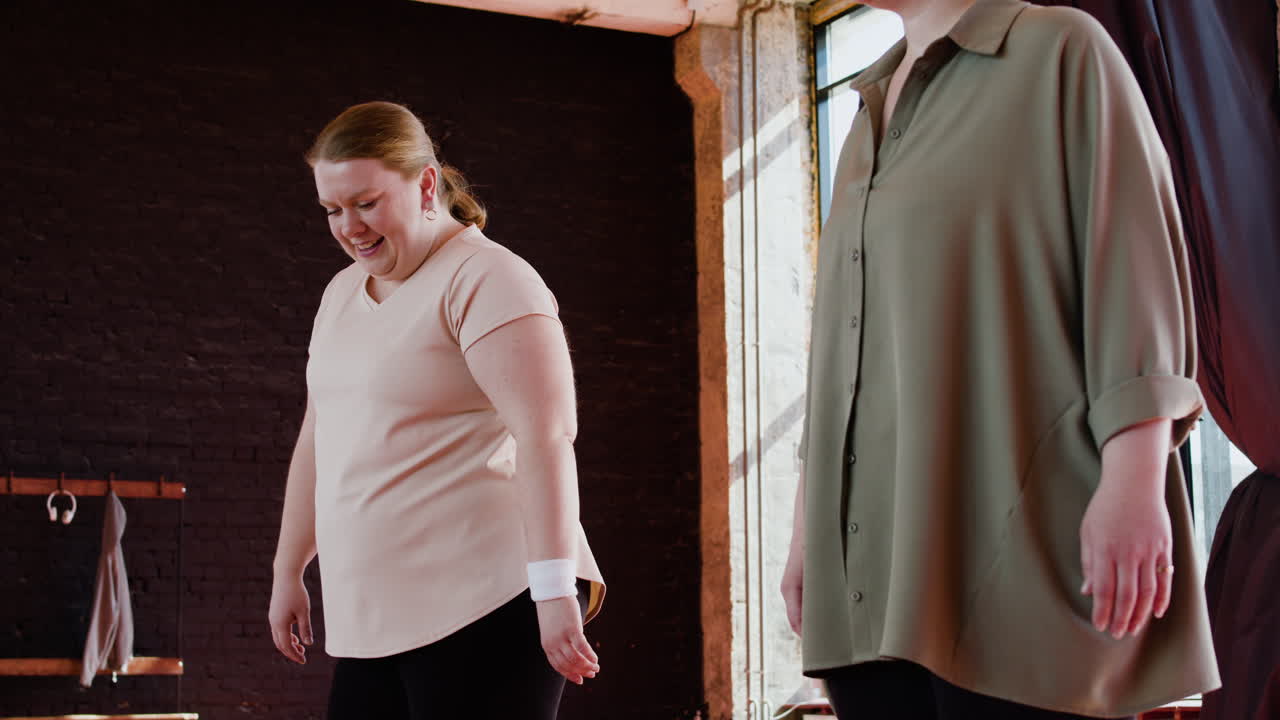 실내에서 몸을 따뜻하게 하는 여자