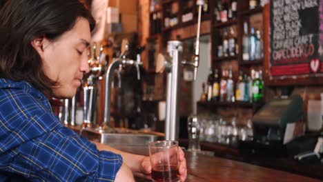 Hombre-Deprimido-Tomando-Whisky-En-La-Barra-Del-Bar