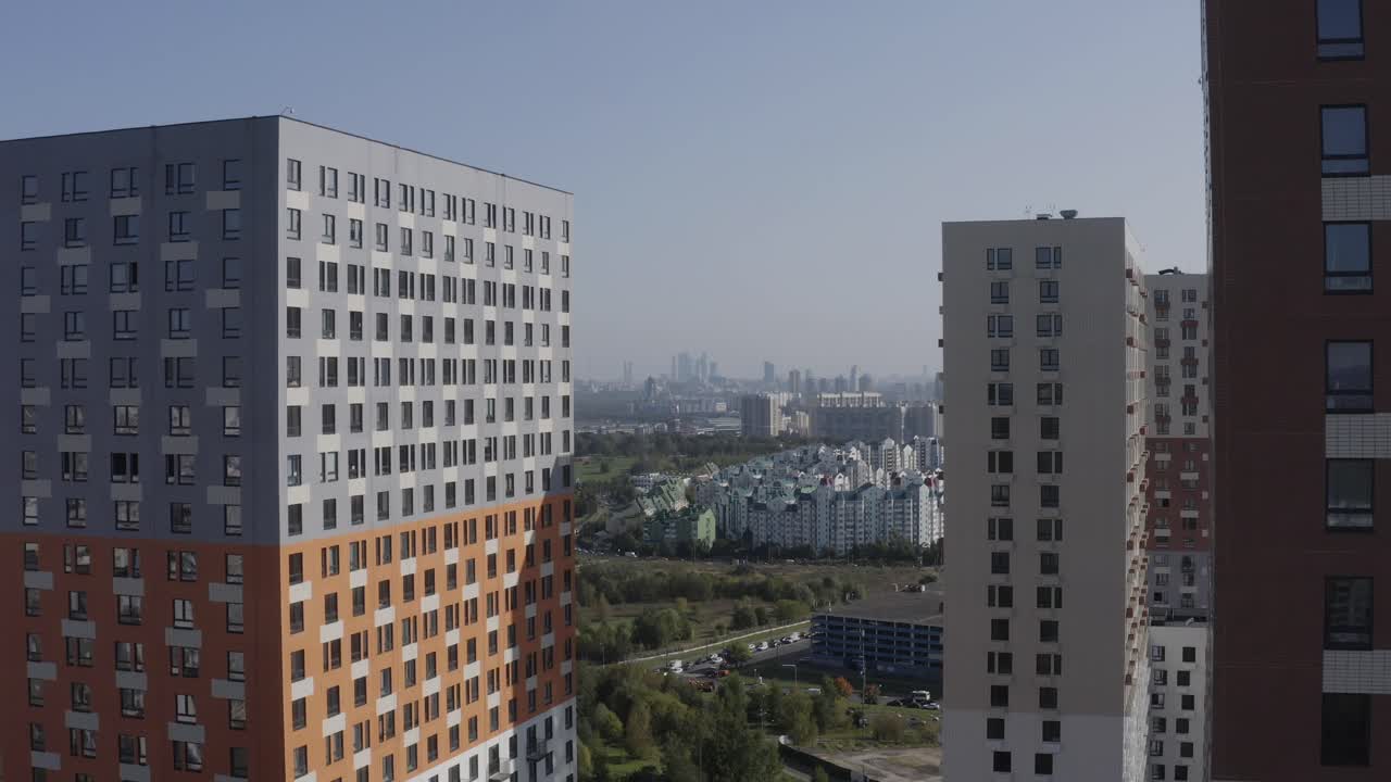 고층 주거 건물이 있는 도시 풍경